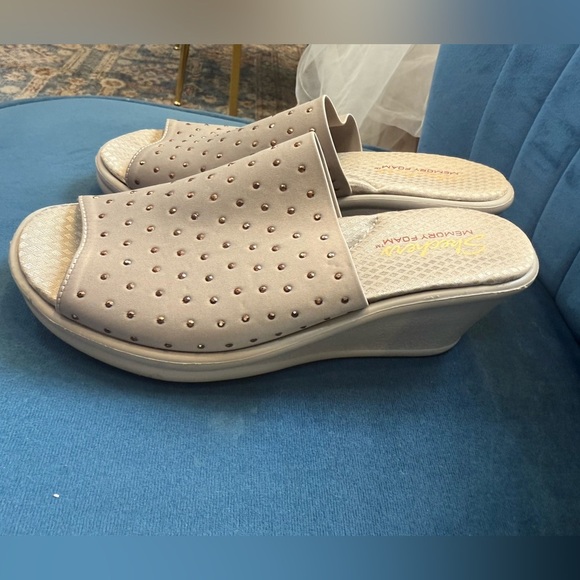 Skechers Sandals Womens Size 8 Rumblers Studded Memory Foam Wedge in Taupe EUC - Picture 3 of 7
